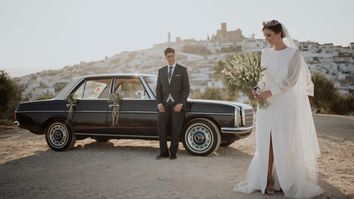 Rafa y Marta se casaron en Espejo, tras la ceremonia, hicieron una pequeña sesión de fotos con el pueblo al fondo