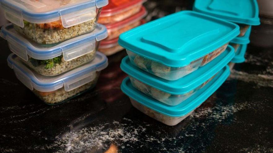 Cómo eliminar la grasa y el mal olor de los tápers con trucos sencillos y eficaces