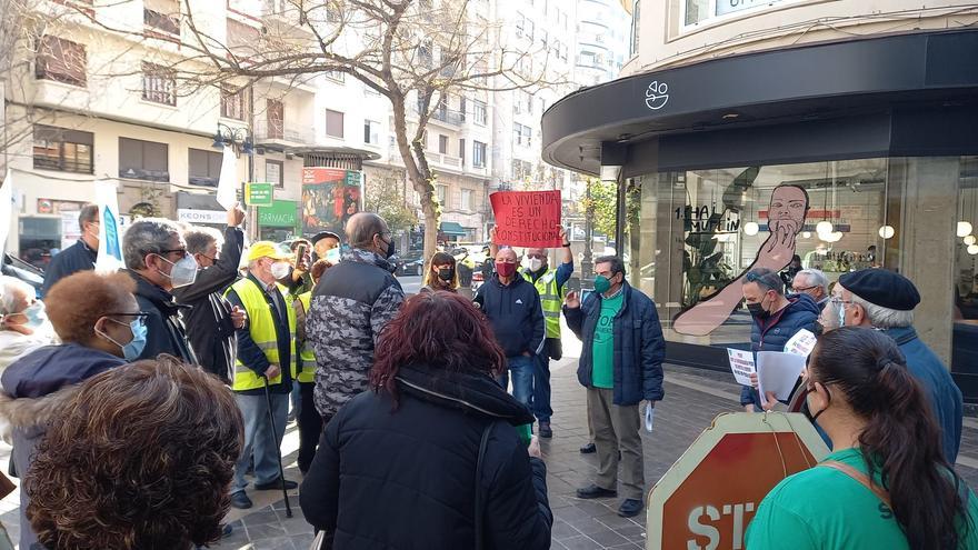 La PAH se concentra para pedir el apoyo socialista a la ley de vivienda propuesta por los colectivos sociales