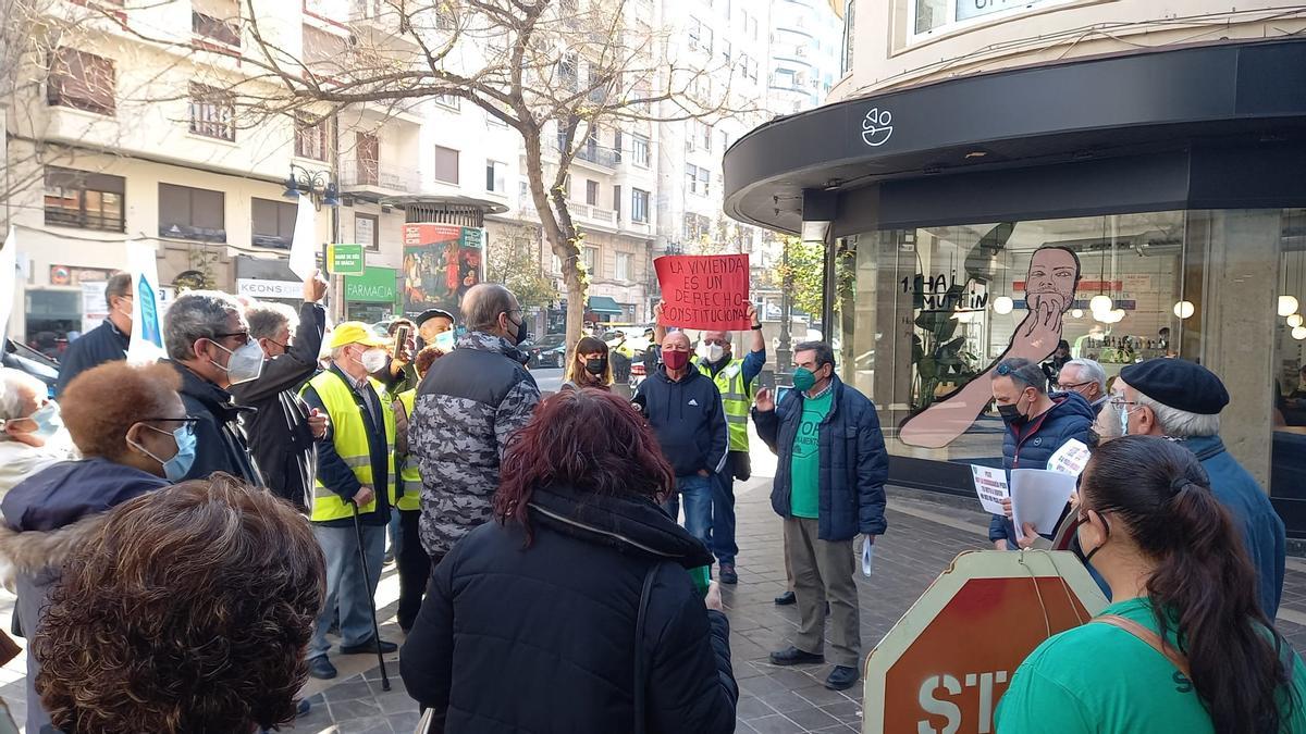 La PAH se concentra para pedir el apoyo socialista a la ley de vivienda ...
