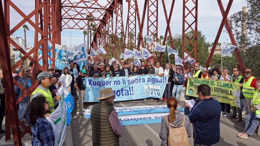 Xúquer Viu es manifesta al costat del riu contra el transvasament al Vinalopó