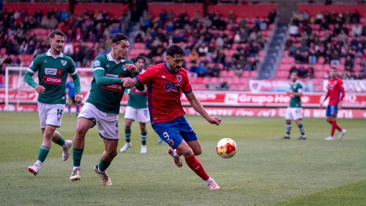 Borja presiona a un contrario durante el partido de ayer.