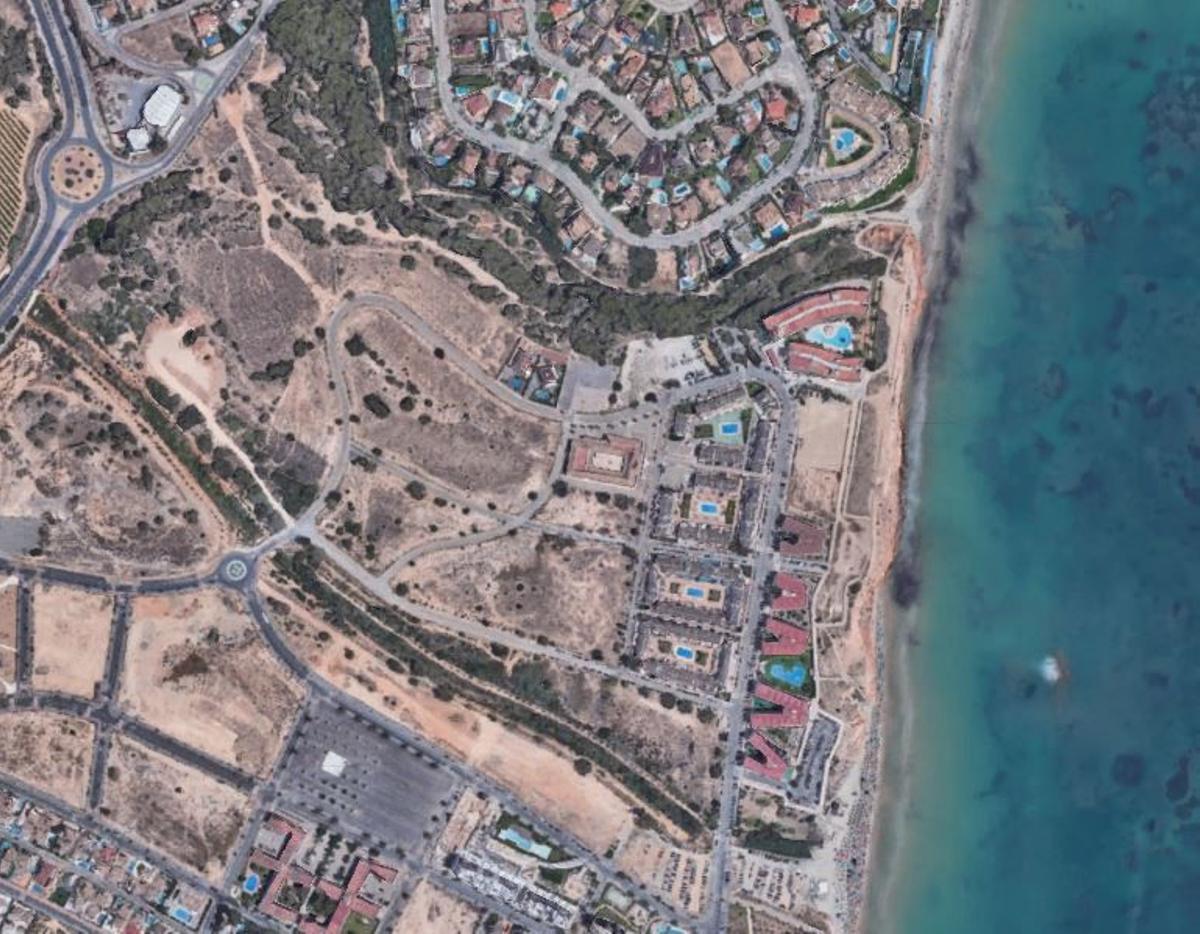 Imagen de la zona a transformar. Al norte Campoamor, abajo la zona oriolana de Mil Palmeras. A la derecha los bloques construidos de forma ilegal en dominio público de Costa en los años 80