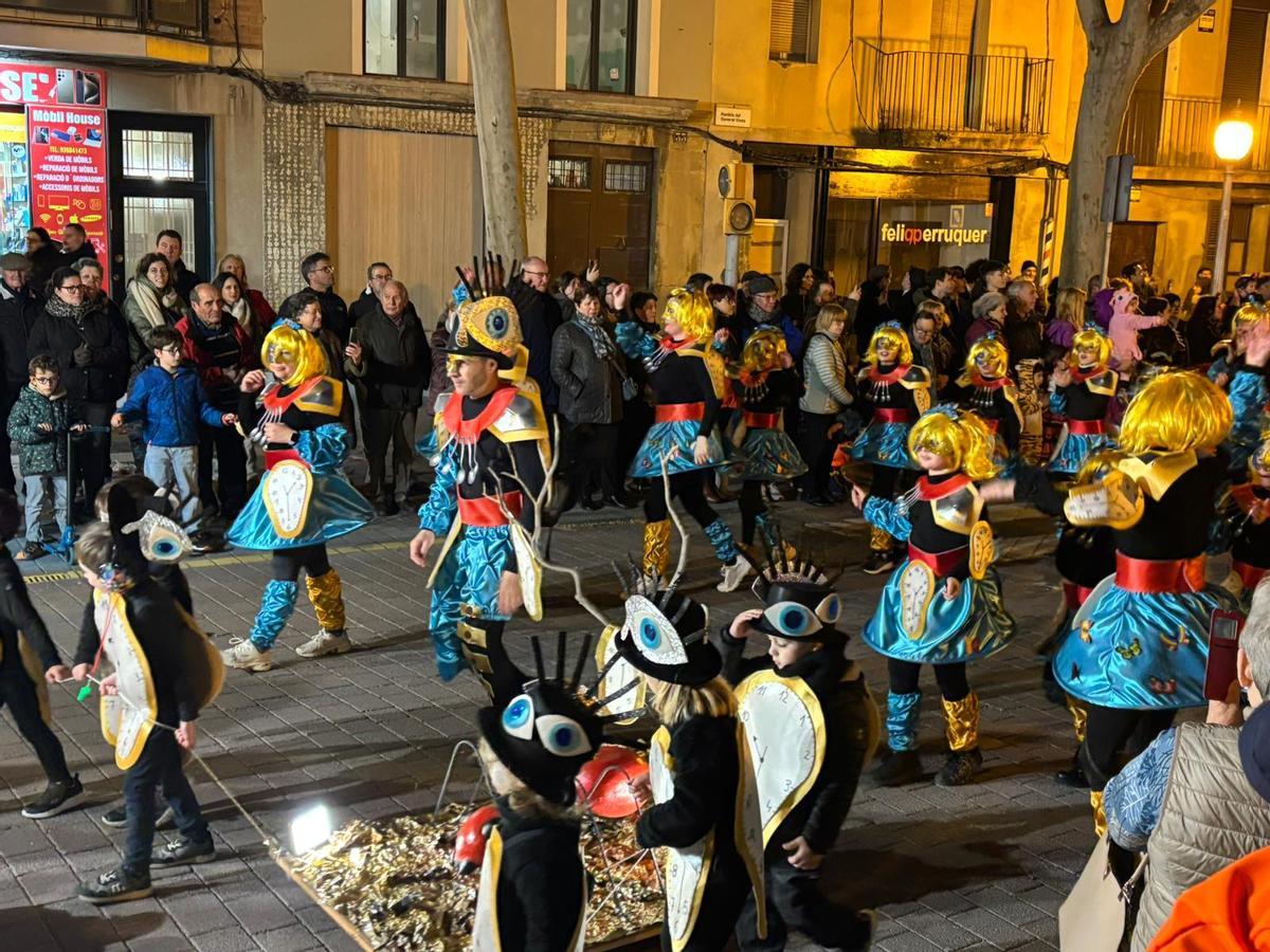 Una de les comparses participants desfila aquest dissabte a la tarda pels carrers d'Igualada