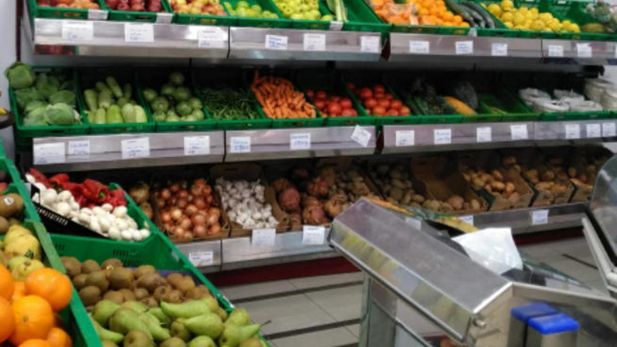 Frutas y hortalizas expuestas en un supermercado.