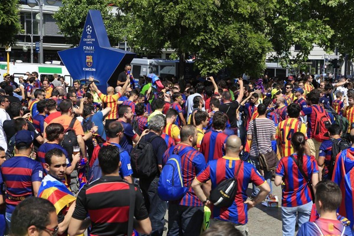 Aficionados azulgranas en la ’fan zone’ del Barça, en Berlín.