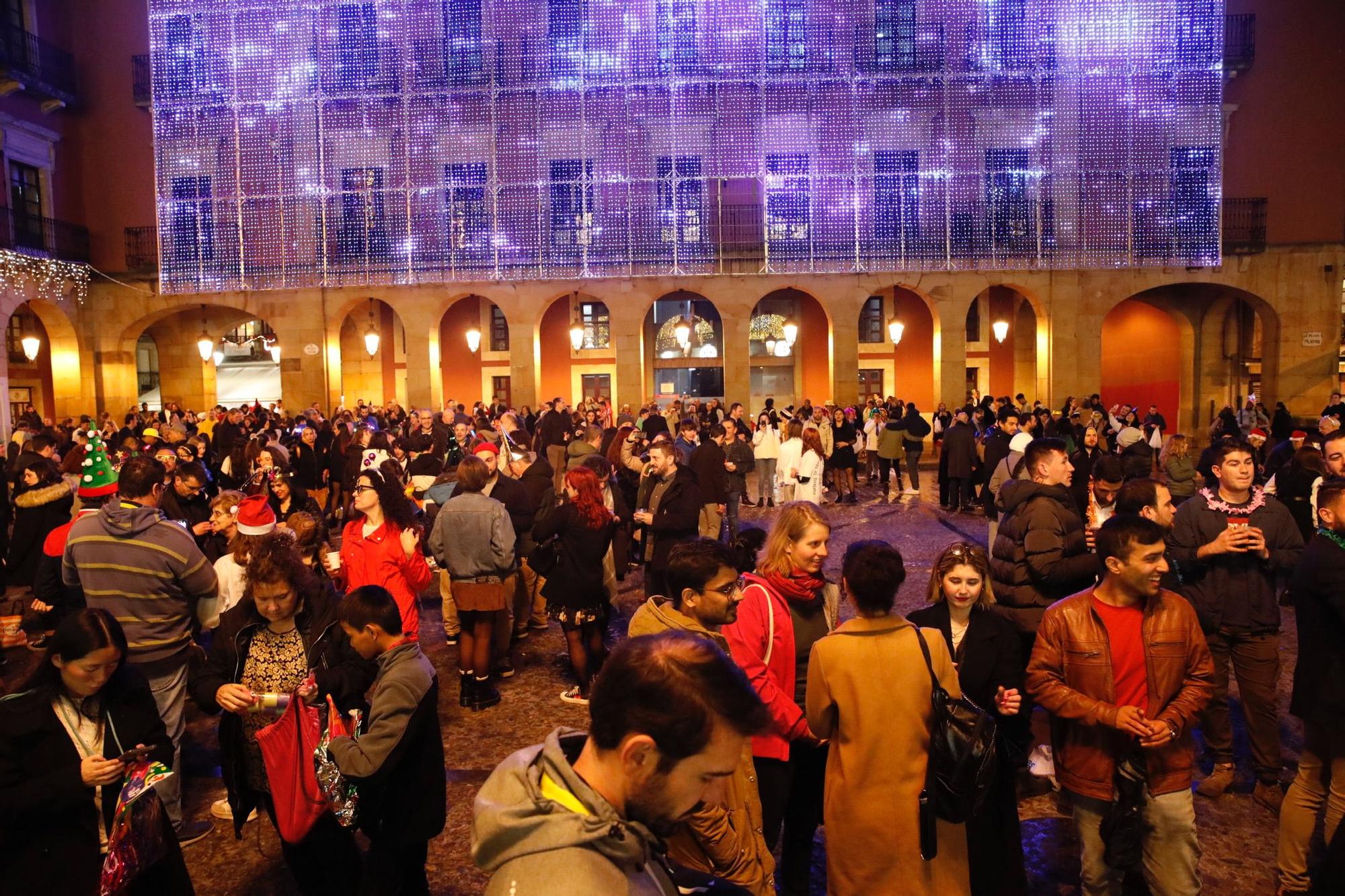En imágenes: Gijón recibe el 2023 en la plaza Mayor, pero sin campanadas