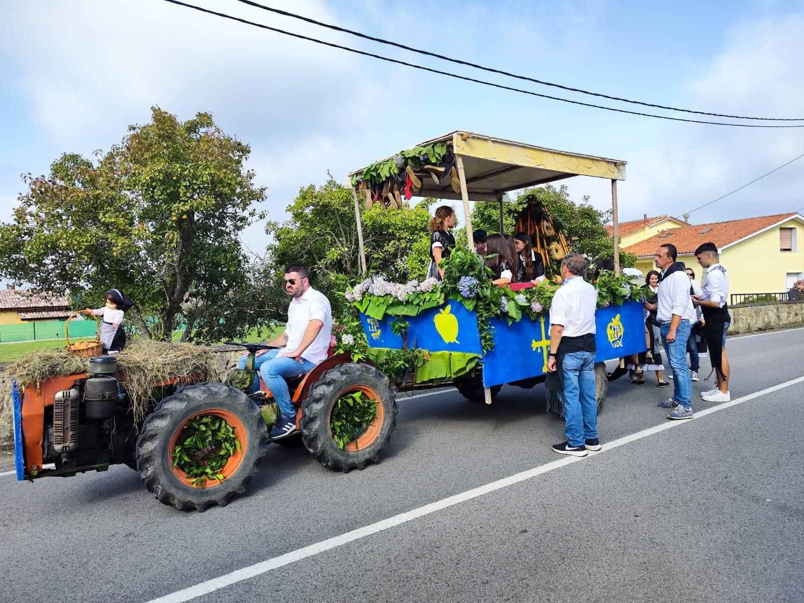 Quintueles, un derroche de color por San Bartolomé: así ha sido el desfile de carrozas