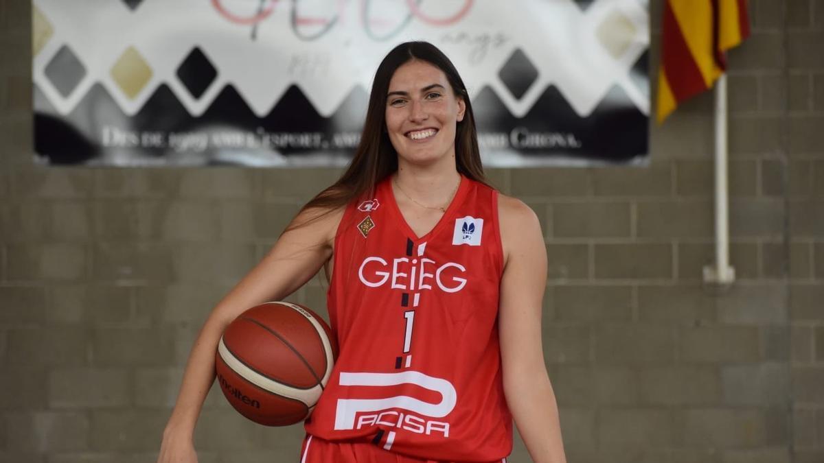 La gironina Janina Pairó amb la samarreta del GEiEG.