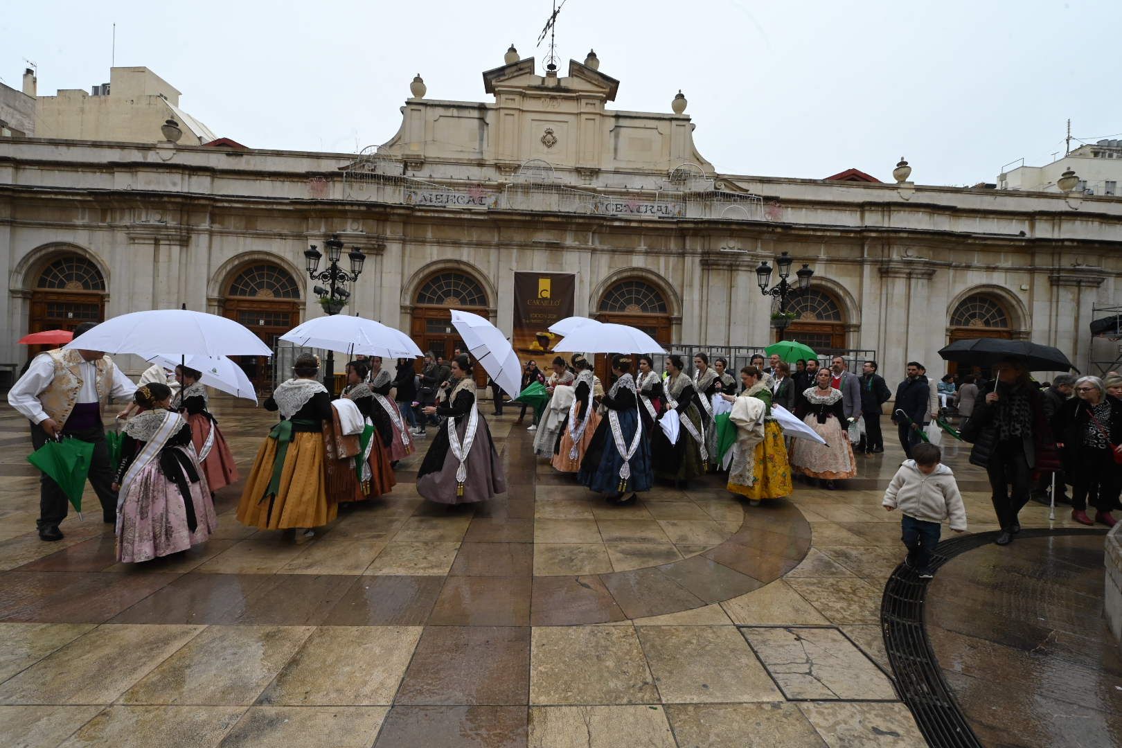 Galería de imágenes: Recepción de las reinas de los pueblos en el Ayuntamiento de Castelló