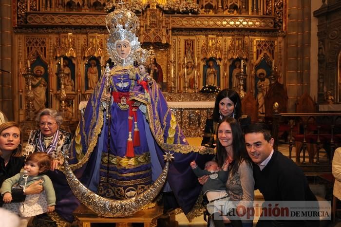 Los niños pasan por el manto de la Fuensanta