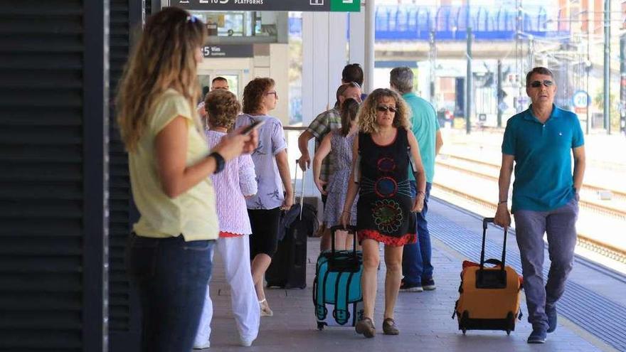 Un grupo de personas llega a Zamora en tren, este fin de semana.