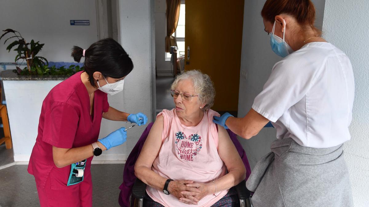 Usuarios de la residencia de mayores de Oleiros reciben la doble vacunación contra la gripe  y el COVID