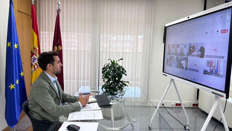 El secretario general de la Consejería de Fomento e Infraestructuras, José Francisco Lajara, intervino por vía telemática en la reunión de la Junta de Accionistas de la sociedad Murcia Alta Velocidad (MAV)