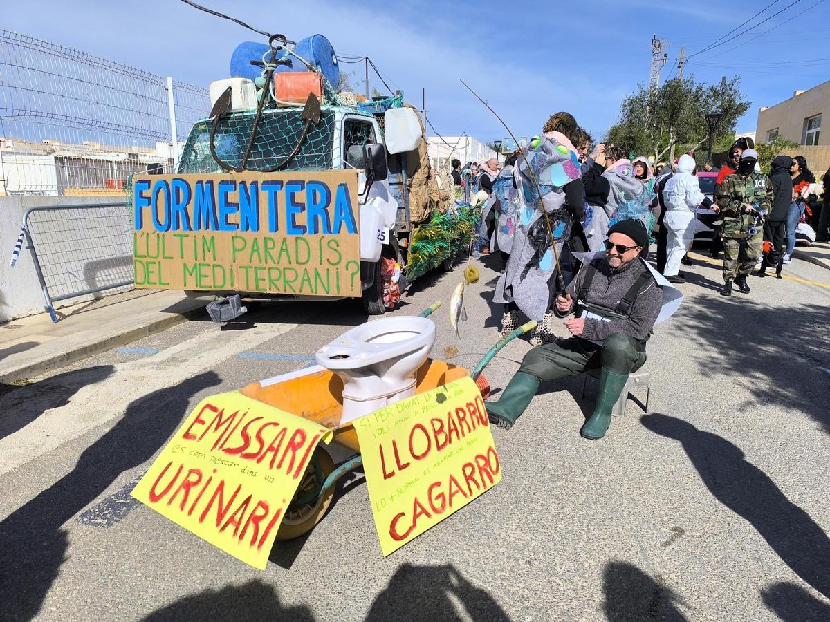 'Emisario de mierda' ganó el primer premio al disfraz individual de adulto