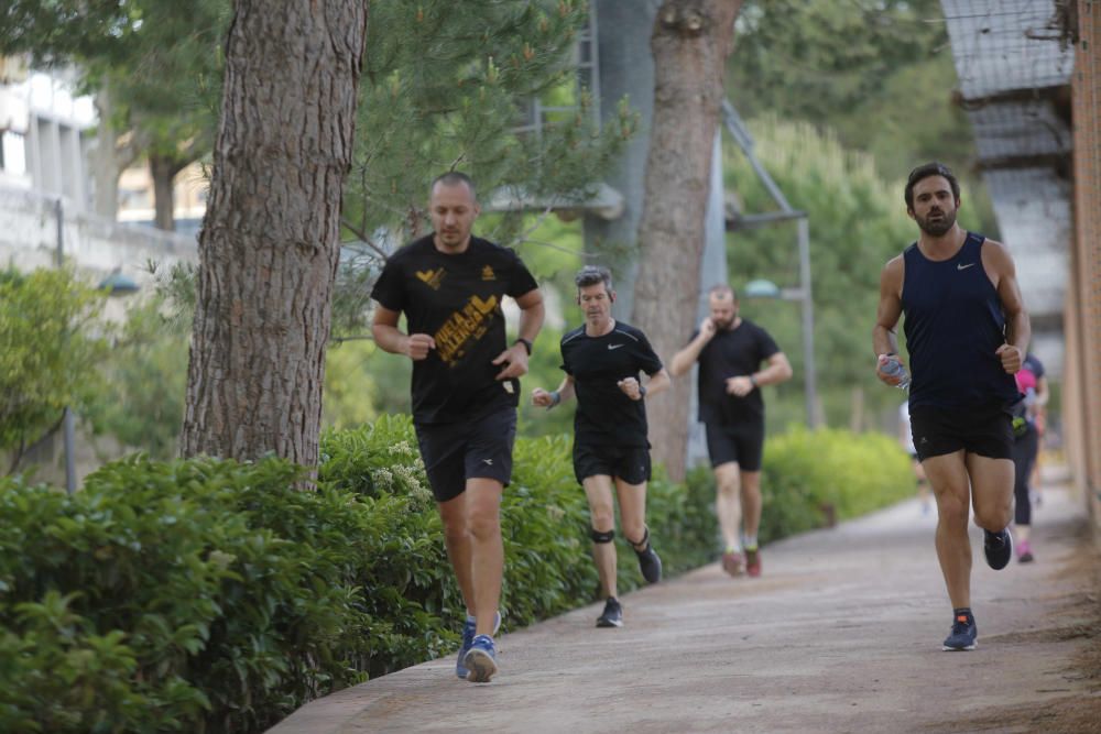 Deportistas en el Paseo Marítimo y en el Jardín del Turia de València