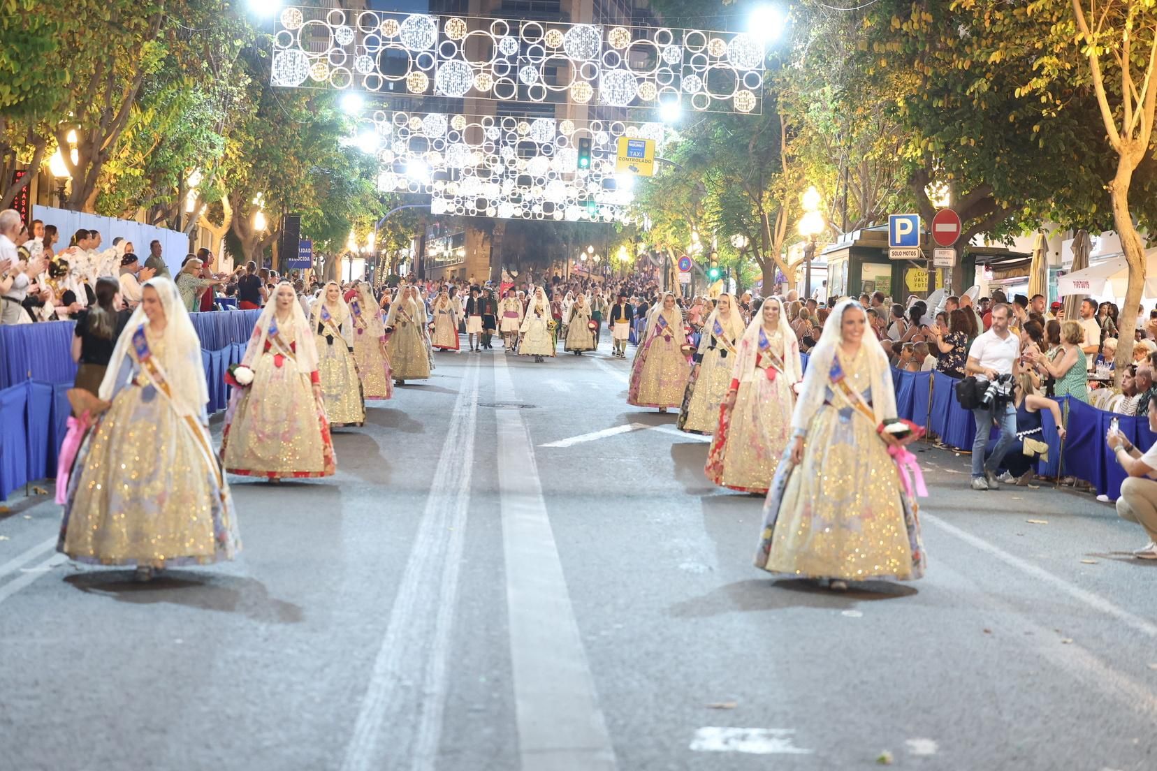 Berta y la corte completan la Ofrenda de Alicante