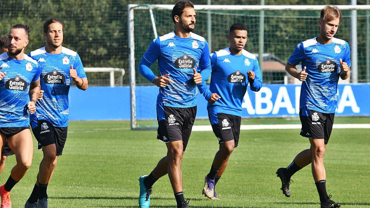 Celso Borges, en el centro, rodeado de compañeros en un entrenamiento. |  // ARCAY / ROLLER AGENCIA