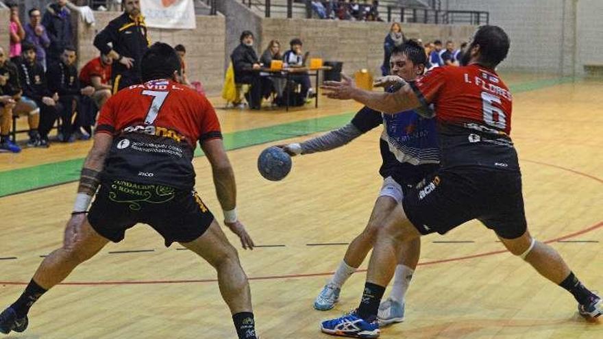 Un lance del choque de ayer en el pabellón de Bueu. // G. Núñez