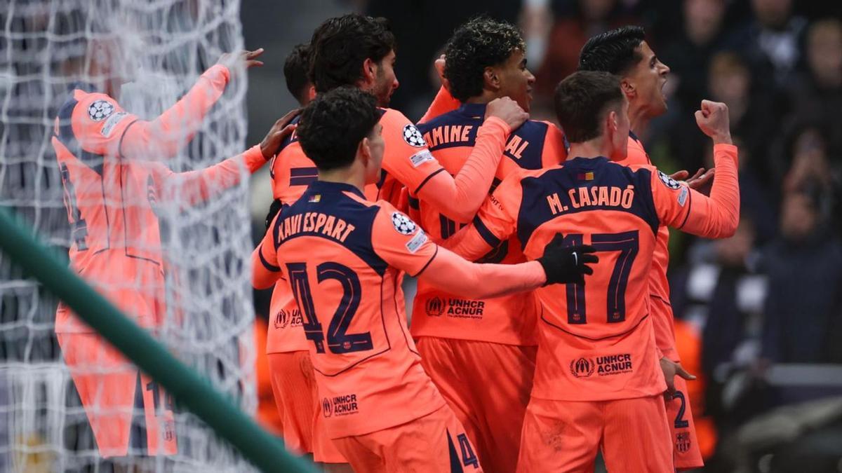 Los futbolistas del FC Barcelona celebran el gol del empate (1-1)