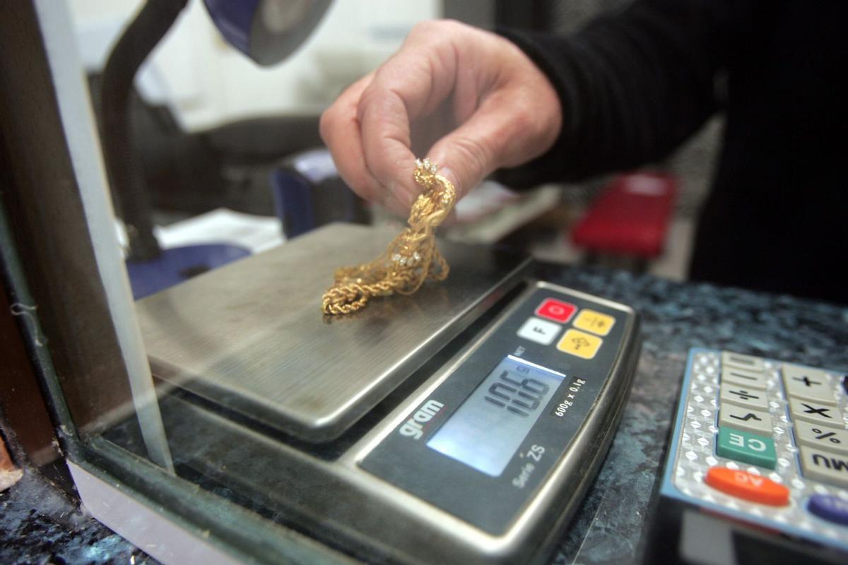 Peso de un objeto de oro en un local comercial.
