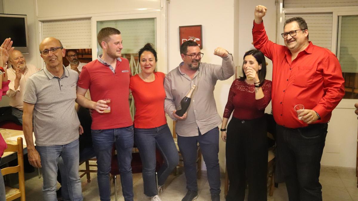 Els sis regidors que ha obtingut el PSC a Blanes en les eleccions municipals celebren la victòria a la seu del partit