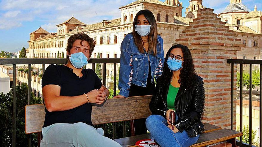 Franz (Alemania), Helena (Líbano) y Lina (Egipto) estudian ADE en la UCAM.