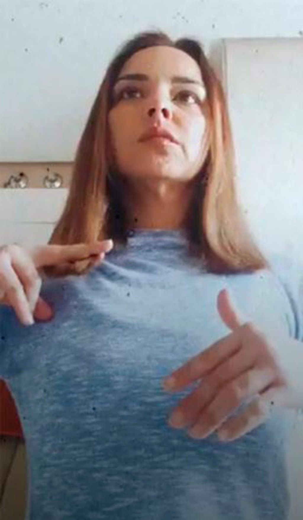 Chenoa enseña su pelo cortado desigual.