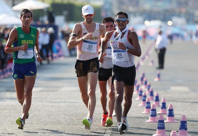  Brian Daniel Pintado (D) de Ecuador, Caio Bonfim (I) de Brasil y Álvaro Martín (C) de España compiten en  la prueba de los 20km marcha masculinos de los Juegos Olímpicos de París 2024.