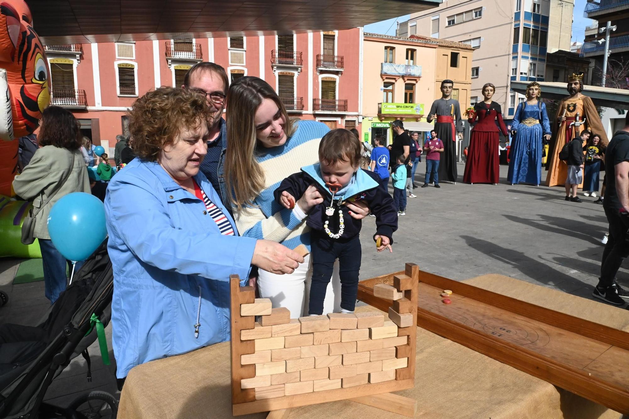 Los niños toman la plaza Major de Vila-real con juegos infantiles