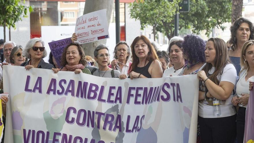 Un centenar de personas protesta en Murcia contra Antonio Martínez Nieto, diputado de Vox que llamó a 