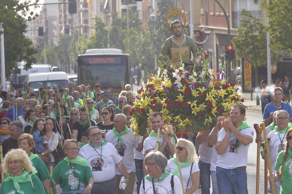 La romería de San Crispín recorre hoy las calles de El Toscar hasta su ermita.