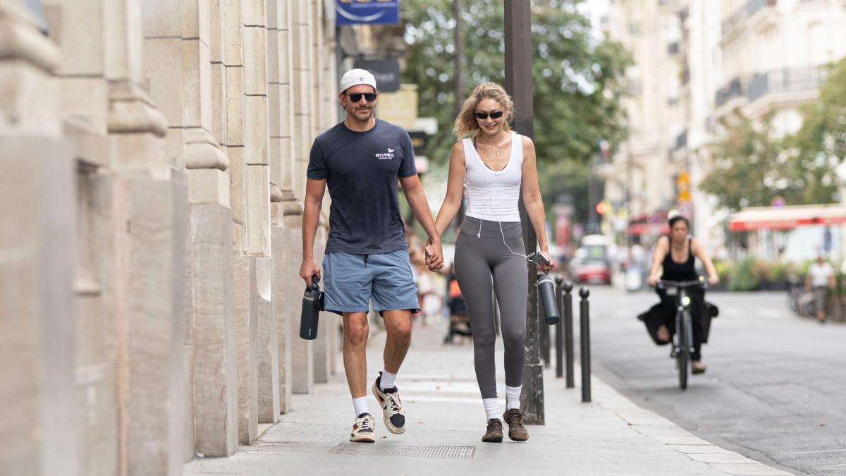 Gigi y Bradley andando por París