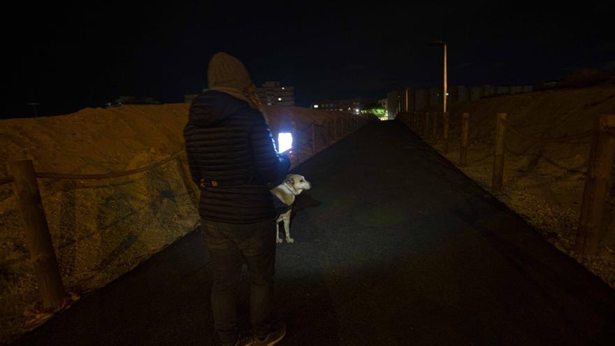 Linternas para cruzar por los pasos provisionales del futuro Parque Central