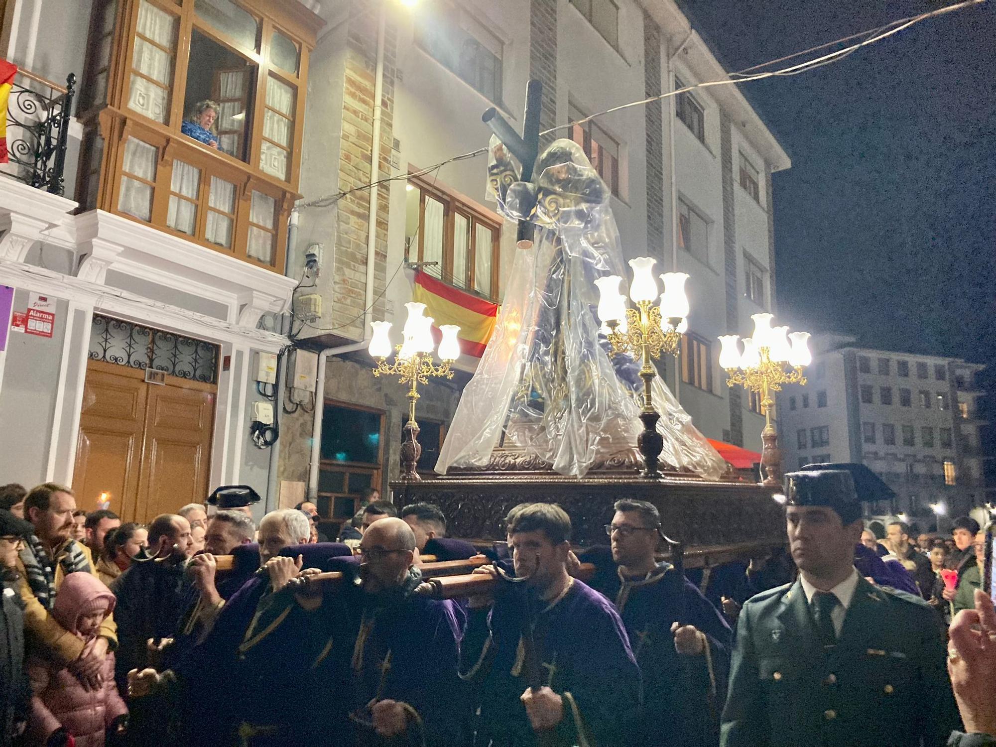 En imágenes: Así fue la esperada salida del Nazareno por las calles de Luarca