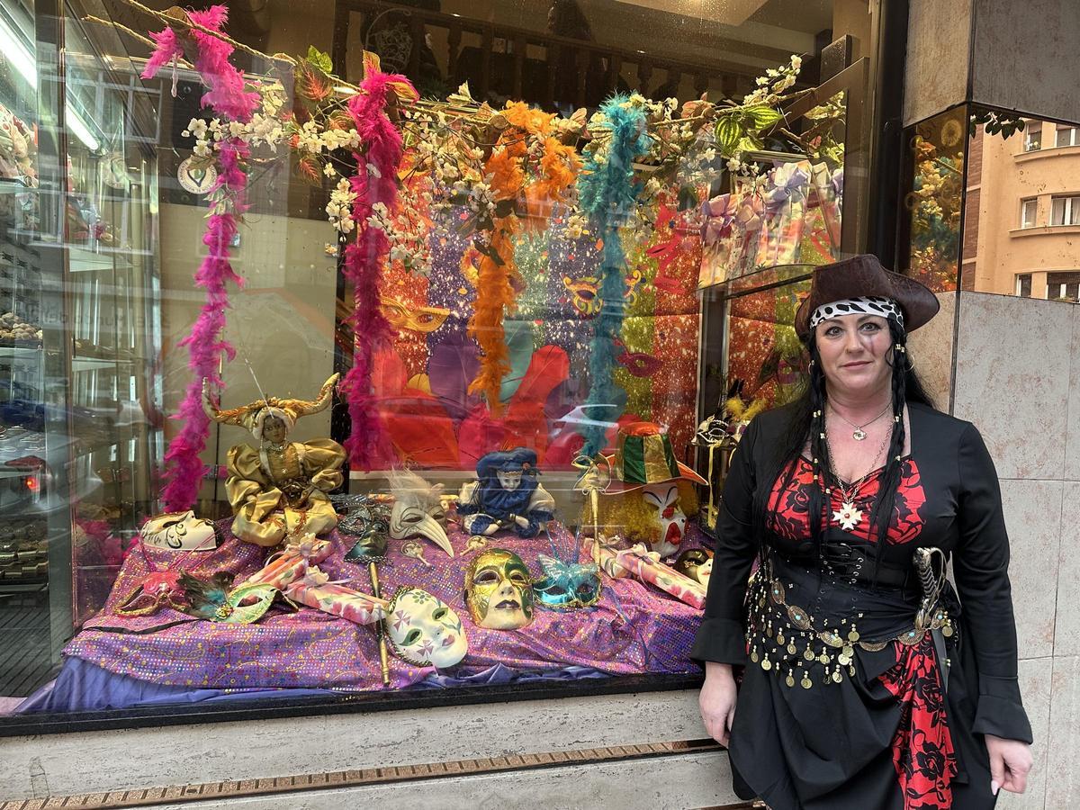El Llano vive un Antroxu entre disfraces variopintos, escaparates coloridos y muchas ganas de mantener la ilusión