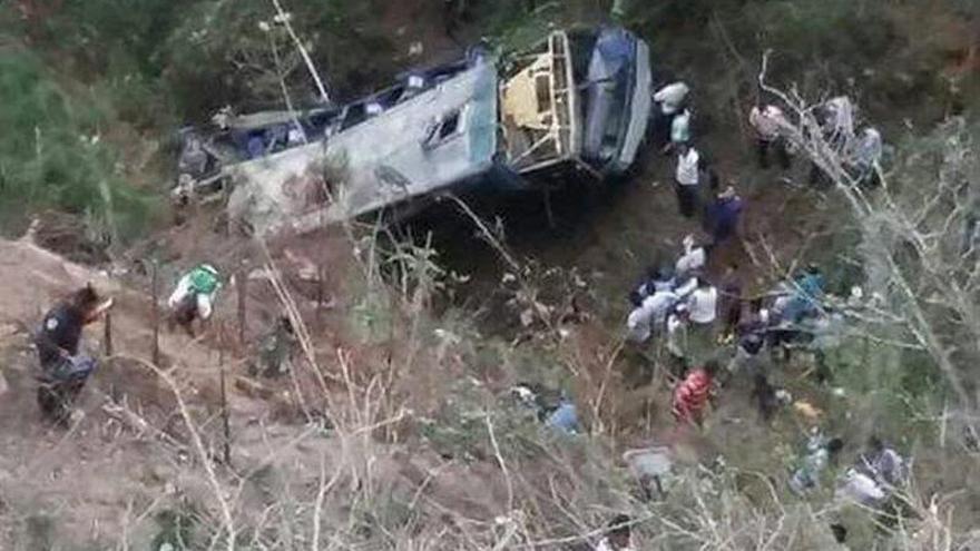 Al menos doce muertos al caer autobús a barranco en sureste de México