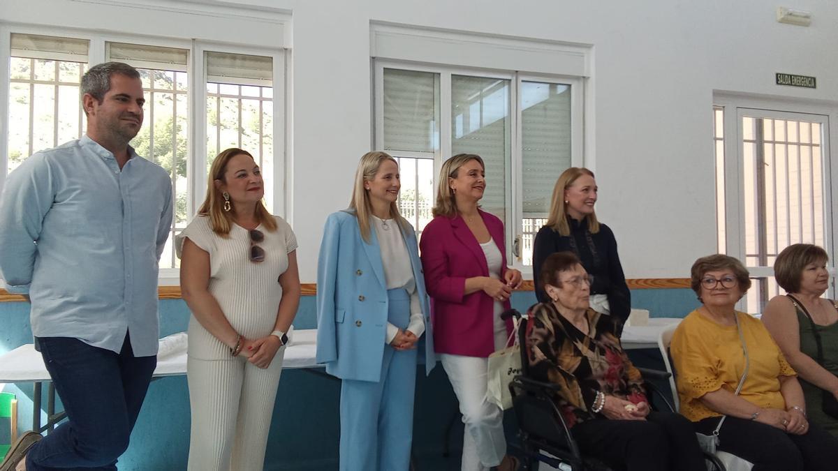 La consejera Conchita Ruíz, junto a la alcaldesa de Cehegín, Alicia del Amor, visitando el programa 'Cercanos' en la pedanía de Canara