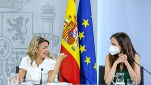 Archivo - La vicepresidenta y ministra de Trabajo y Economía Social, Yolanda Díaz (i), y la ministra de Derechos Sociales, Ione Belarra (d), comparecen en una rueda de prensa tras la celebración del Consejo de Ministros, a 8 de junio de 2021, en Madrid, (