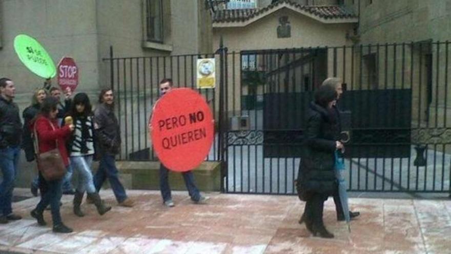 Miembros de la Plataforma de Afectados por la Hipoteca siguen en la calle a la diputada del PP Carmen Maniega.