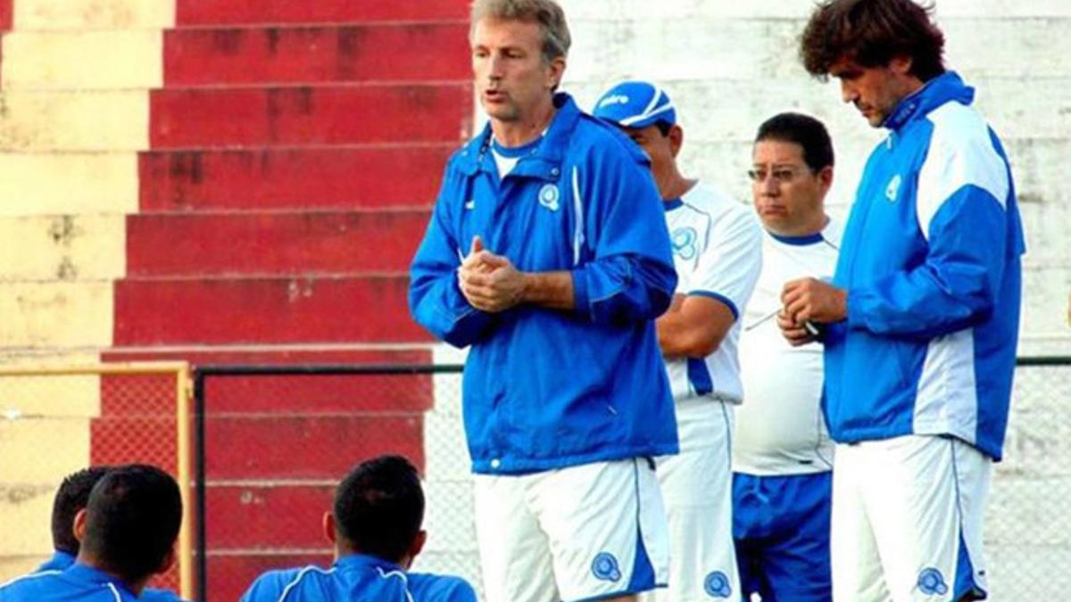 La selección de El Salvador imita las técnicas de Luis Enrique
