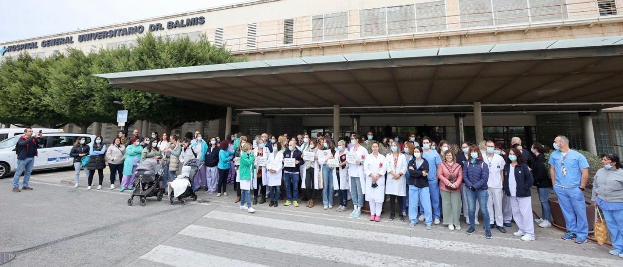 La protesta se ha celebrado a las puertas del Hospital General de Alicante