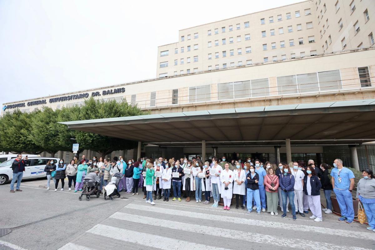 La protesta se ha celebrado a las puertas del Hospital General de Alicante