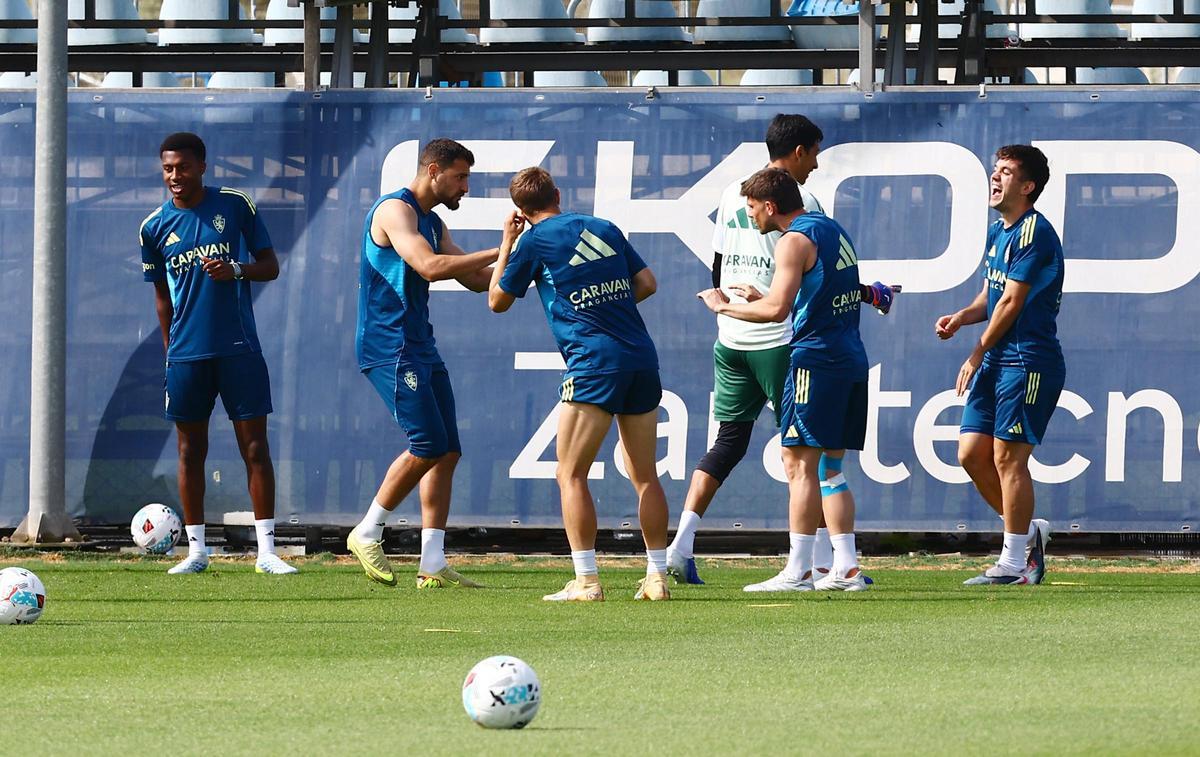 Bakis, en un entrenamiento de la pasada temporada bromeando con Dani Gómez.