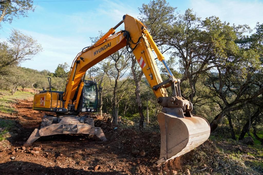 El alcalde de Cáceres y la consejera de Agricultura supervisan la limpieza de la Montaña