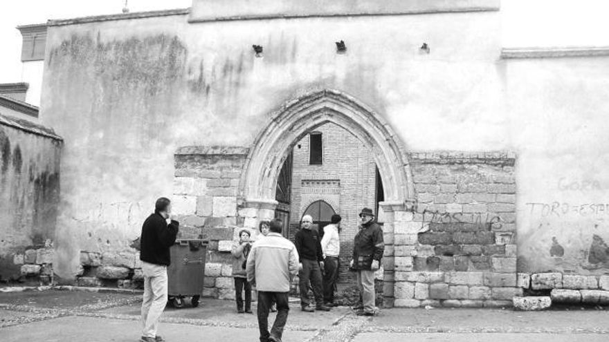 Varias personas junto a la iglesia de Nuestra Señora del Olmo.