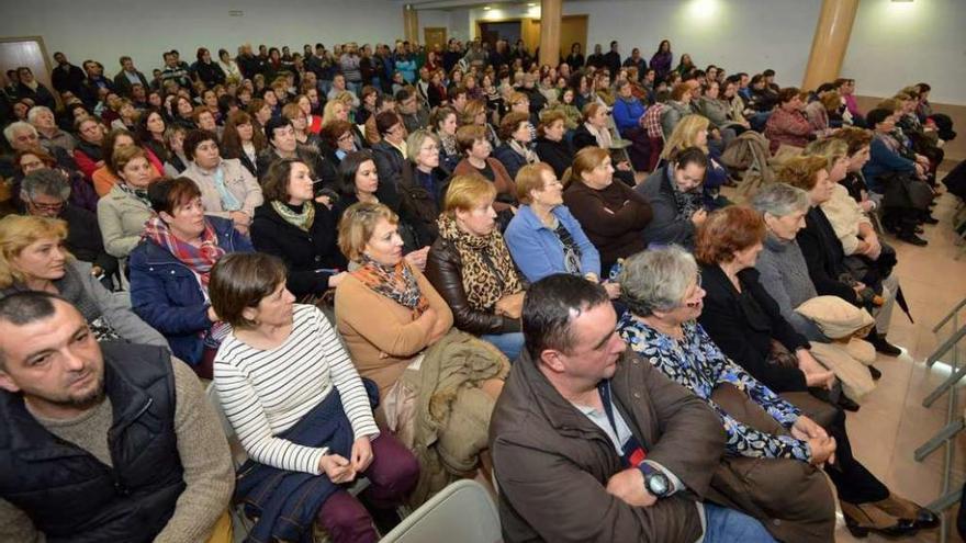 Unos 300 trabajadores del sector del mar acudieron a la asamblea celebrada ayer en Poio. // Gustavo Santos