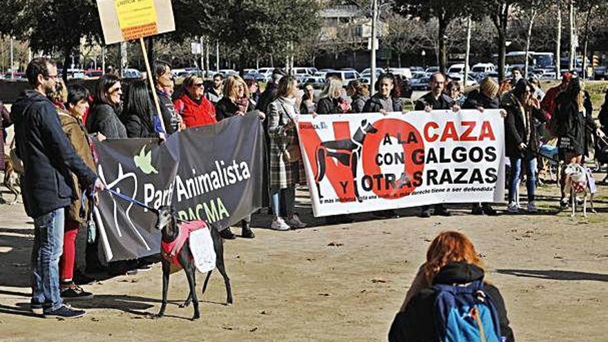 El PACMA participa en una manifestació contra la caça, a Girona.