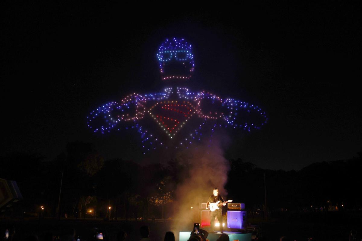 Espectacular 'show' de luces con drones en el estreno de 'Súperman'. Espectacular 'show' de luces con drones en el estreno de 'Súperman'.