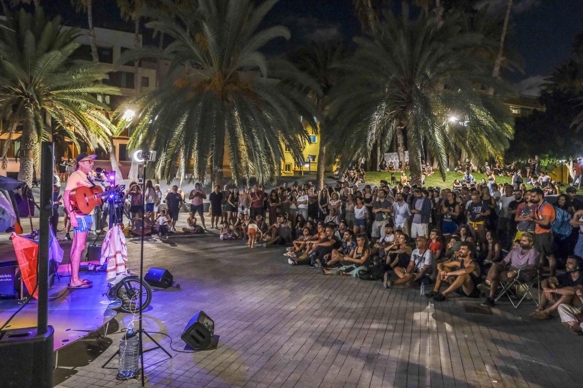 Conciertos en el segundo día de la acampada por la vivienda en la Plaza de La Feria, en Las Palmas de Gran Canaria